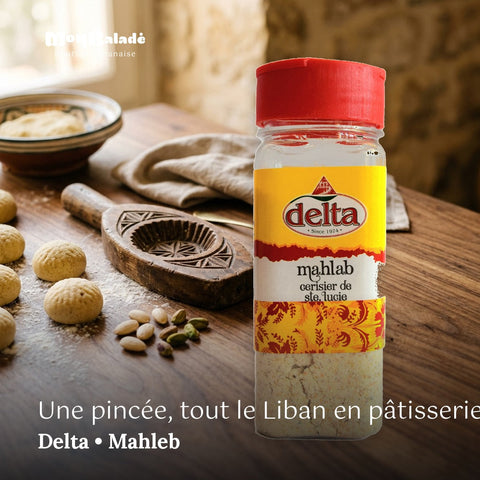 Mahleb moulu Delta et pâte à maamoul sur une table en bois